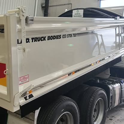 Tipper truck body with tarp